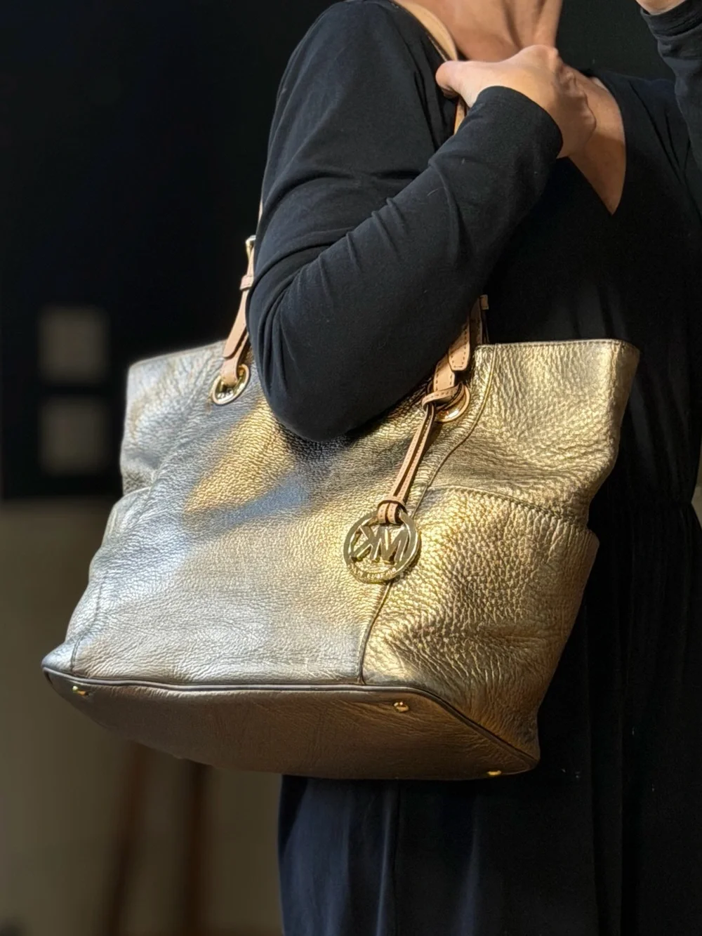 MICHAEL Michael Kors Quiet Luxury Metallic Pewter Leather Pocket Tote GUC